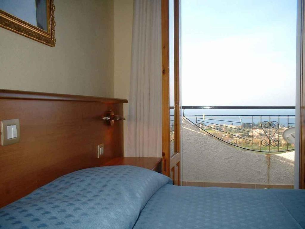 Hotel Il Vulcano Tropea Habitación foto